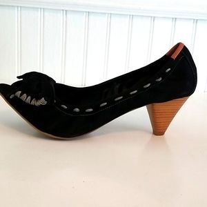 B Makovsky Suede Open Toe Bow Shoes